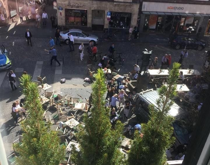 Sürücü yük avtomobilini insanların üstünə sürdü -  3 ÖLÜ, 50 YARALI - FOTO
